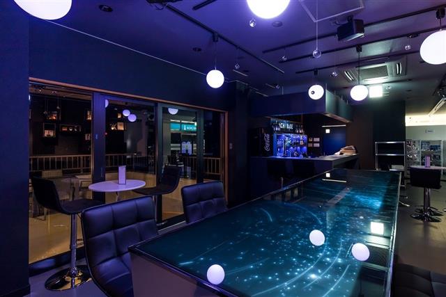 ACHI BASE　夜の店内