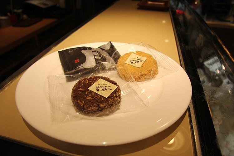 入湯手形を提示すれば、1000円以上の購入毎に「オリジナルクッキー（1枚）」がもらえるうれしい特典も※オリジナルクッキーがない場合は店内で販売しているお菓子に変更となります