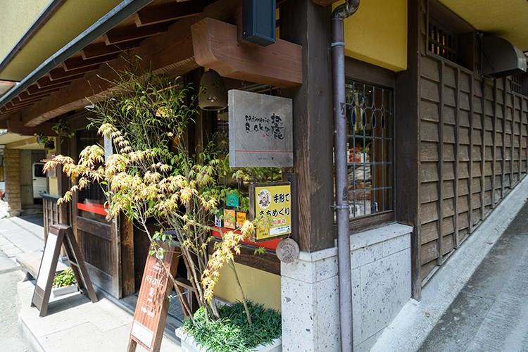 いご坂を降りたところにある「パティスリー麓（ろく）」。阿蘇の厳選素材を使ったスイーツが並びます。人気は注文後にクリームを詰めてくれる「塩こうじのシュークリーム」です