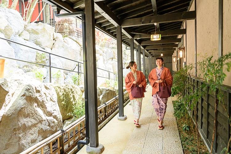 入湯手形にスタンプを押してもらったら、早速露天風呂へ。洗練された館内の雰囲気は、旅情を一層掻き立ててくれます