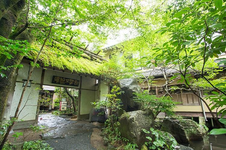 スイーツを堪能した後は、早速湯めぐりへ。渓流沿いに佇む黒川荘では、びょうぶ岩を眺めながら浸かれる露天風呂があります