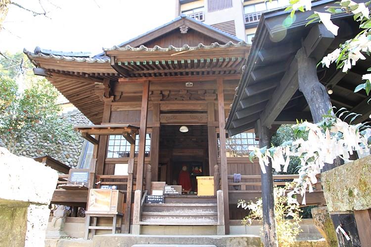 使い終わった入湯手形は、持ち帰るのはもちろん、黒川温泉の中心地にある「地蔵堂」へ奉納しましょう