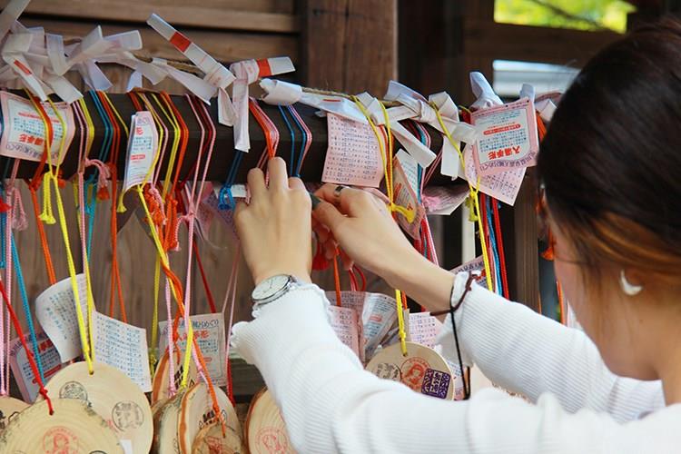 スタンプを押したら境内の柱に結んで願い事を。湯めぐりはもちろん、多くの特典、祈願とさまざまな使い方ができる「入湯手形」を利用して、黒川温泉をたっぷり満喫しましょう