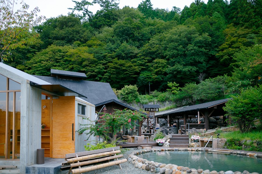 露天風呂の「すずめの湯」と冷泉、内湯、脱衣所、休憩処があります