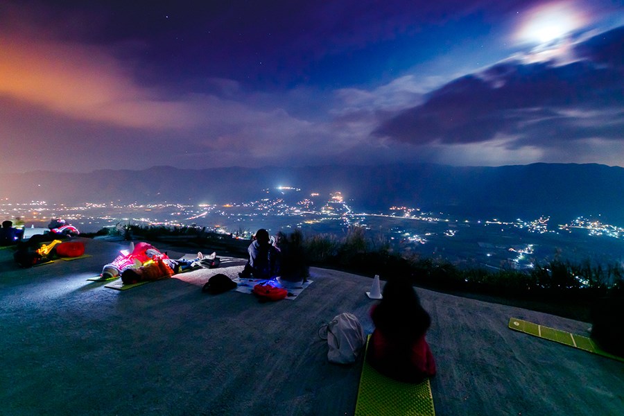 マットの上で寝転んで、上空の星を観察することができます