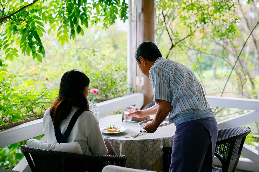 店内は、ほのかに香るハーブやドライフラワーなど女性心をくすぐる彩りでいっぱい