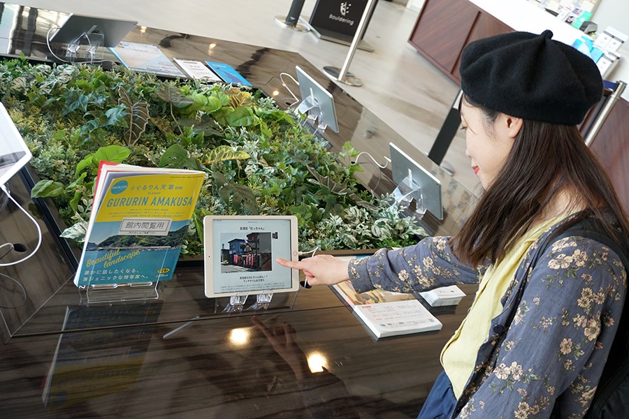 ⼤型モニターやタブレットも設置