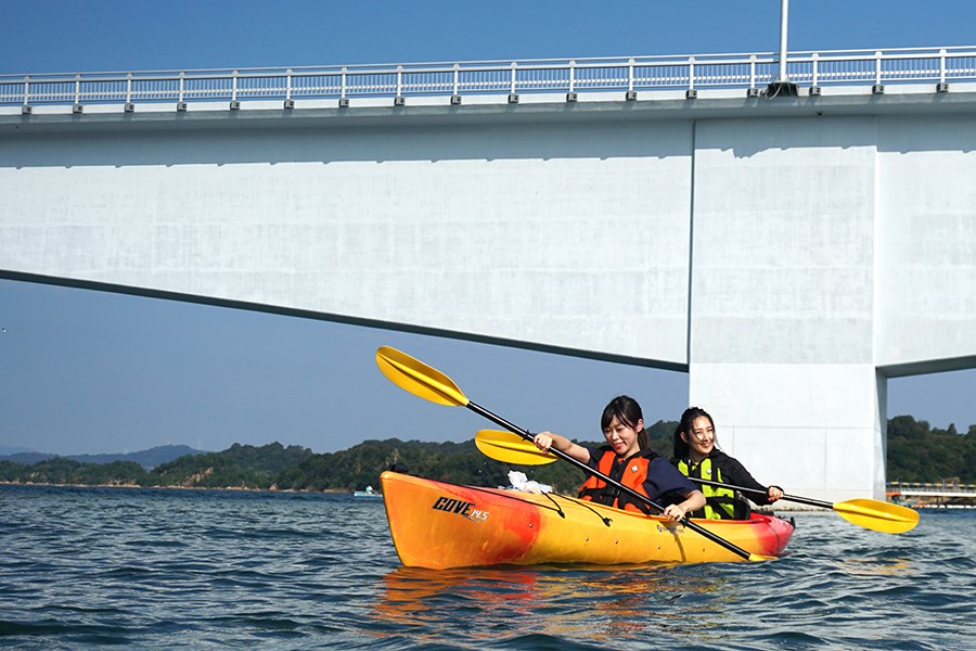 青い海の中で楽しむシーカヤック