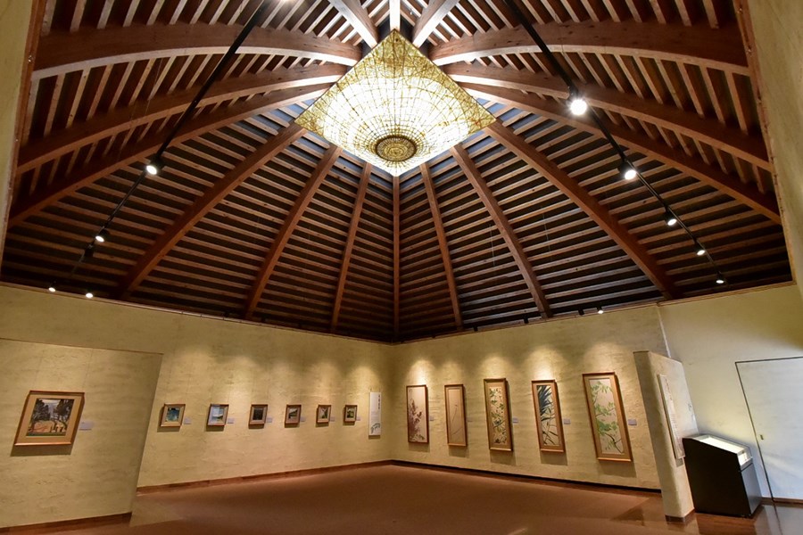 展示室内部。天井が高く、広々とした空間で鑑賞を楽しめるます
