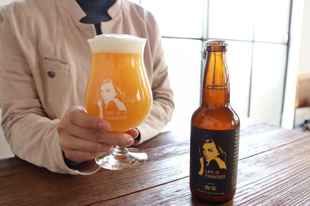 Paradise Beer Factory ビールを持つ