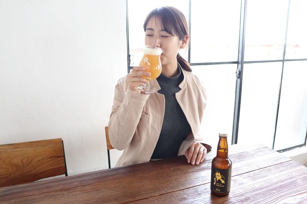 Paradise Beer Factory ビールを飲むライター