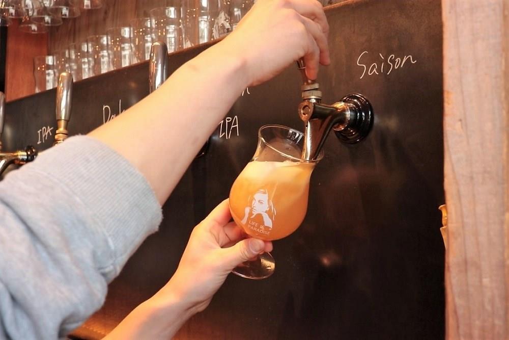 Paradise Beer Factory ビールを注ぐ