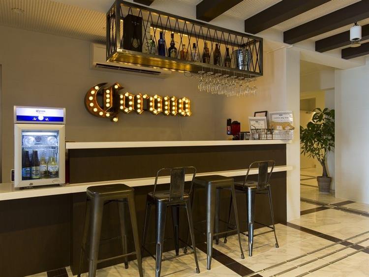 HIDEOUT OKINAWA URUMA_エントランス内のバー