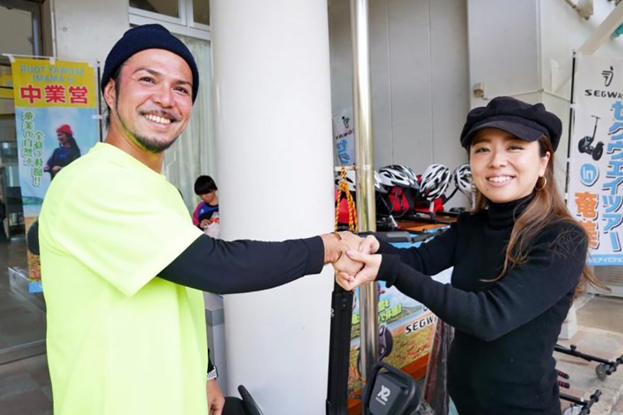▲セグウェイツアーのインストラクターは、生粋の島人、小田武志さん(左) セグウェイツアーのインストラクター小田武志さん(左)