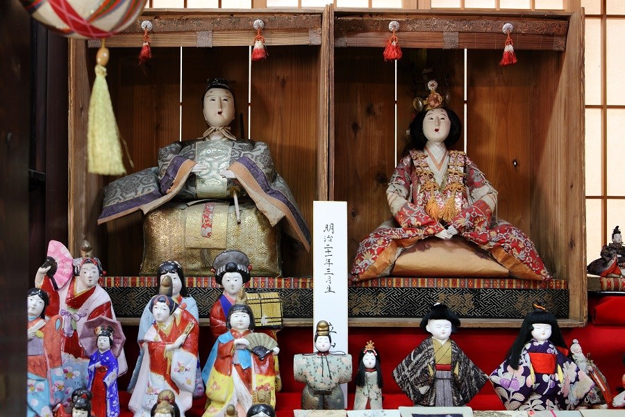 多彩なひな飾りが観光客を出迎えます