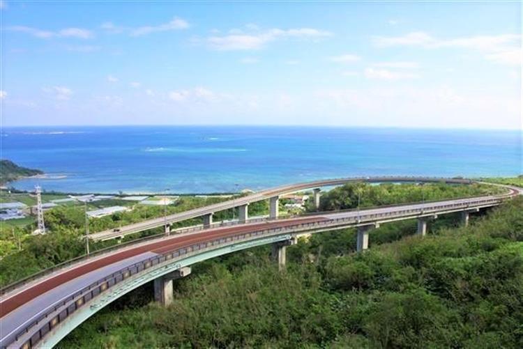 【那覇発／1日】観光バスツアー(南部)｜沖縄の戦跡めぐり《ニライカナイ橋(車窓)→おきなわワールド→沖縄平和祈念公園→ひめゆりの塔(昼食込・施設料別)→アウトレットモール》