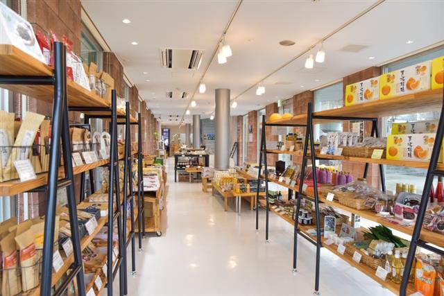 葦北・水俣地域の特産品が充実した1階の「つなぎ百貨堂」