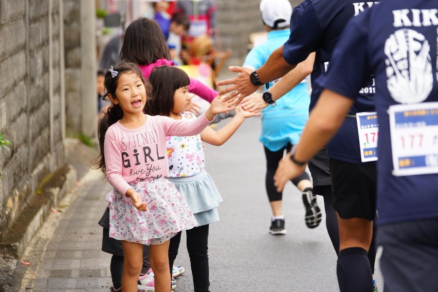 沿道から選手たちに声援を送る島の子どもたち