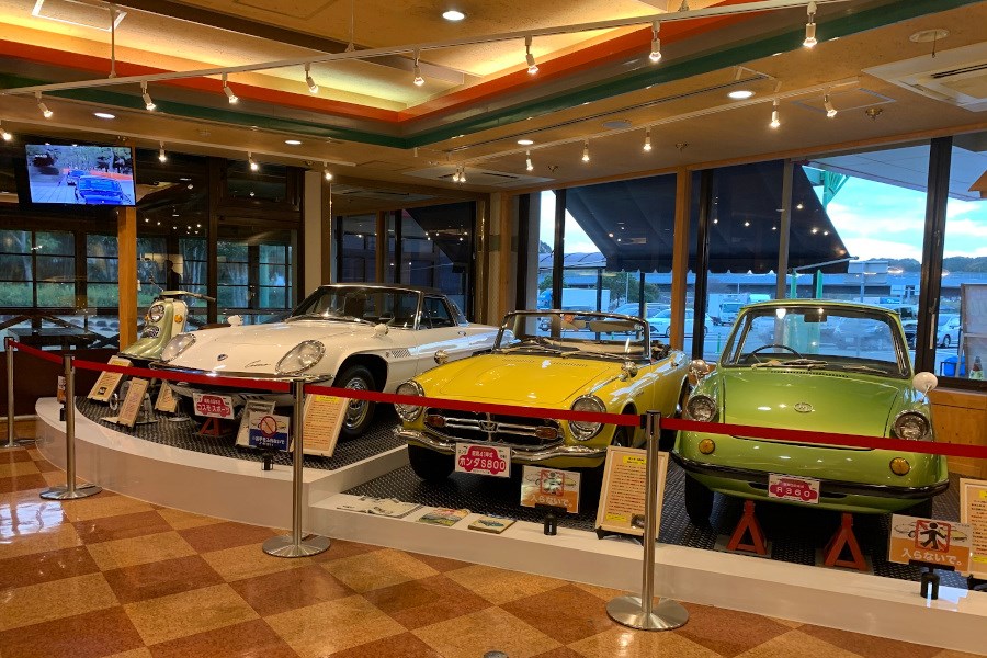店内には昭和の名車とバイク、合わせて6台が展示