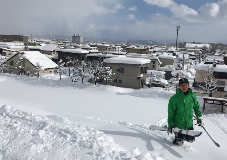 滑って飛んでは登っての繰り返し