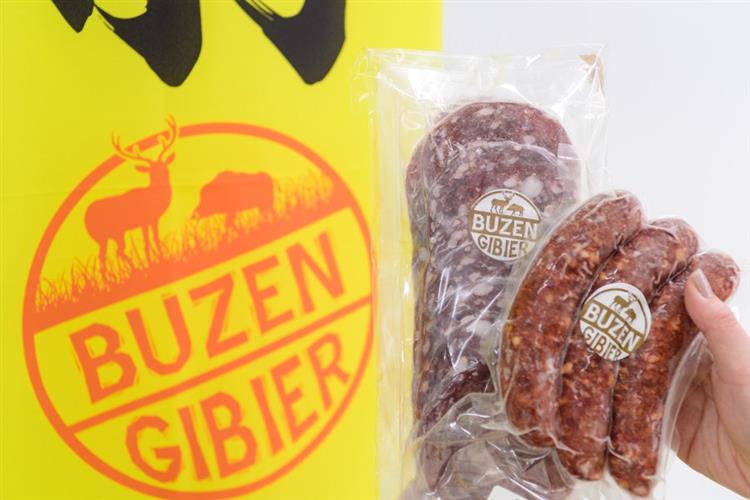 ジビエウィンナー（右）とボロニアソーセージ。鹿肉は低カロリー高たんぱくで鉄分豊富です