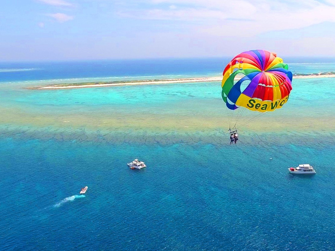 【那覇発／慶良間(チービシ)開催／半日】パラセーリング＆マリンアクティビティ