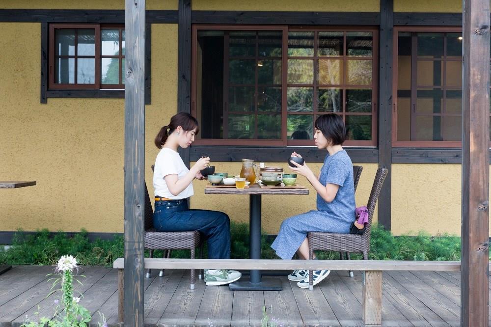御厨　テラス席で食べる二人