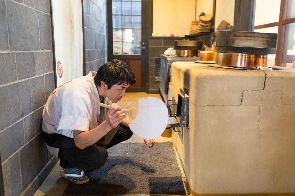 御厨　窯でご飯を炊く店主