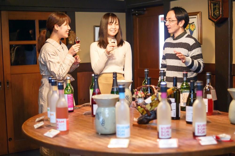 くらむぼんワイン　試飲をするモデル