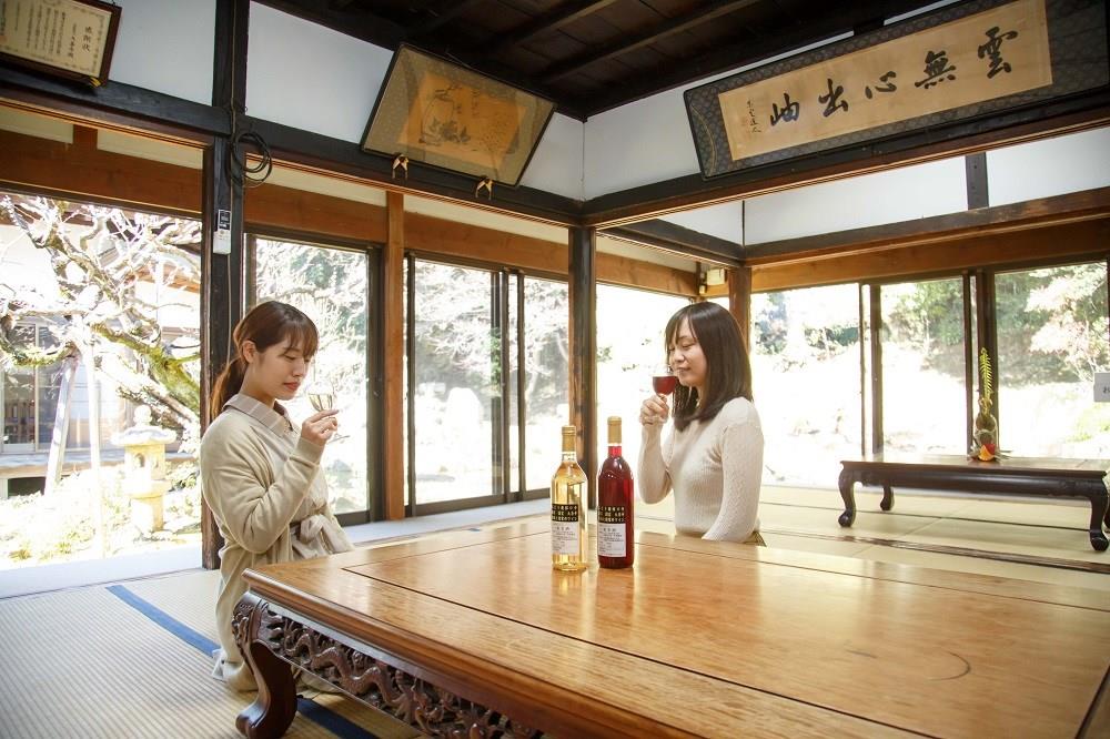 柏尾山 大善寺　ワインを飲む二人