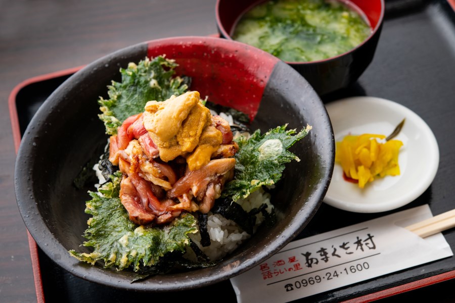 居酒屋あまくさ村の「ウニ乗せ大王ユッケ飯」