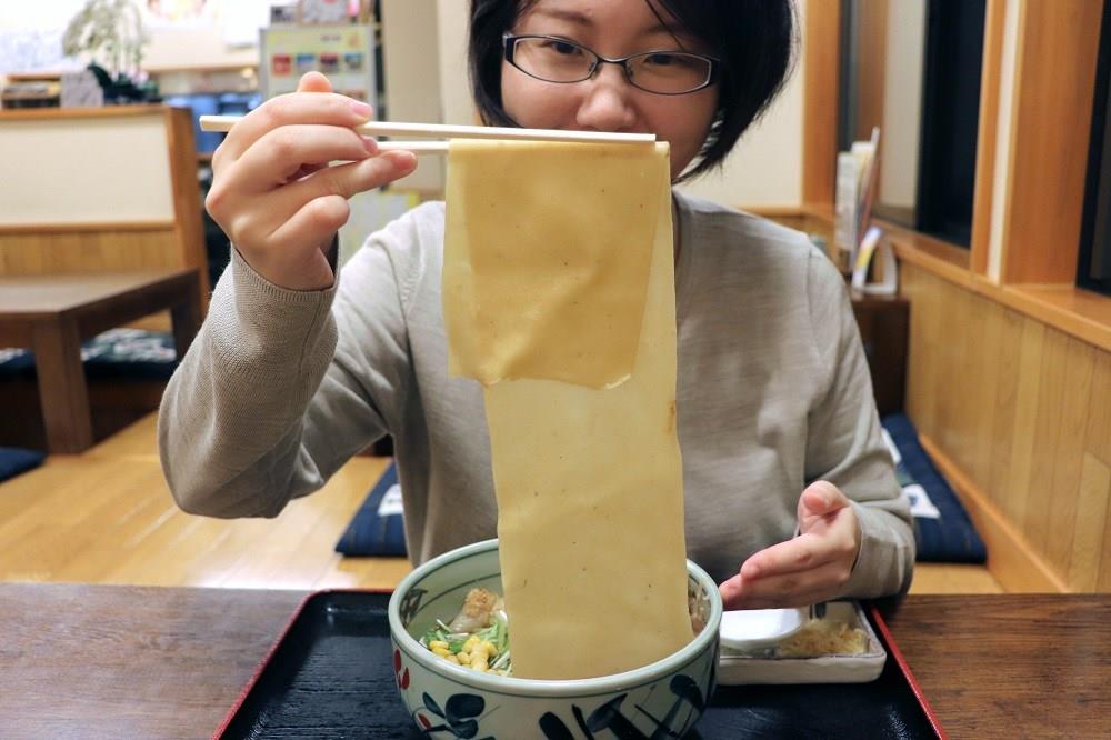 川幅彩うどんを食べるモデル