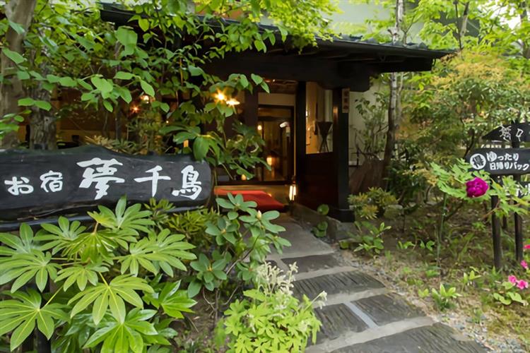 緑たっぷりの温かい雰囲気の正面玄関