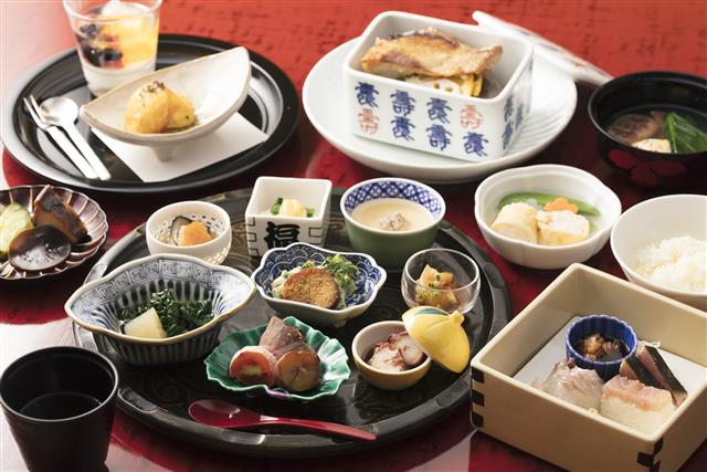 会席料理は月替わりなのでリピーターも飽きる事が無い