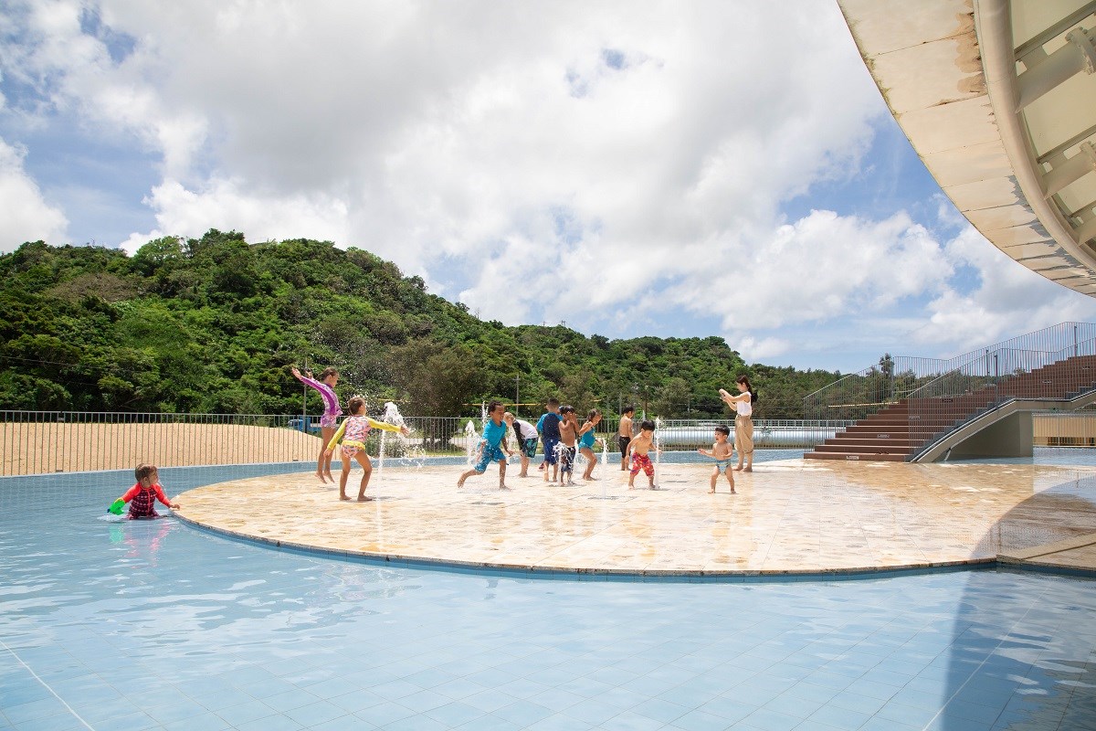 水遊びを楽しむ子供たち