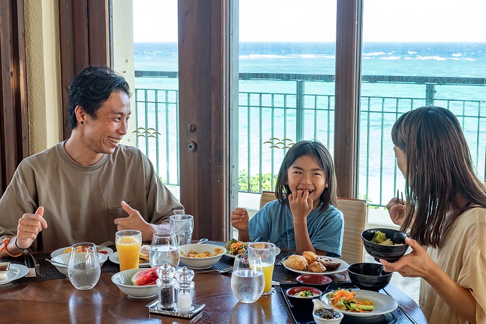 クラブメッド石垣島_朝食を楽しむ家族