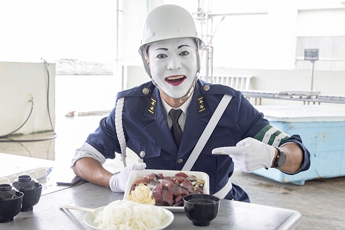 カツオ食べる写真