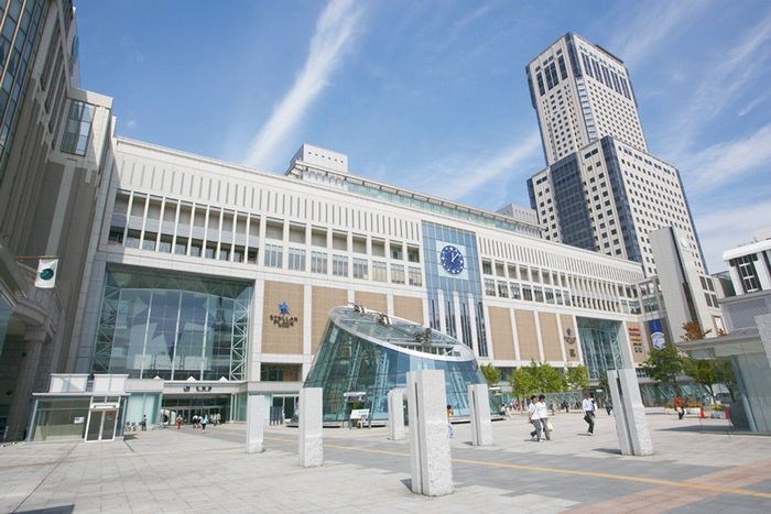 ここにも、そこにも。駅ナカでアート散策