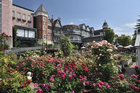 カラフルなキャンディを操る職人たちのパフォーマンスも必見