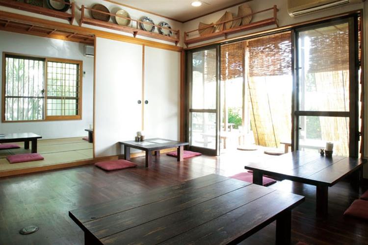 島やさい食堂 てぃーあんだの店内