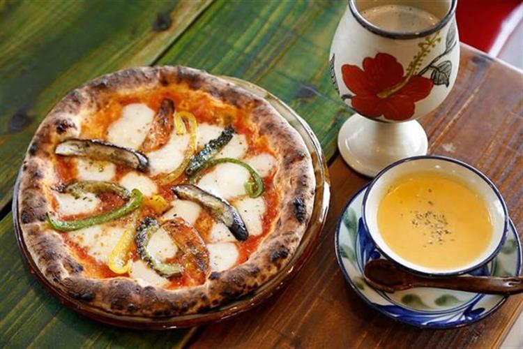 料理をやちむんの器で