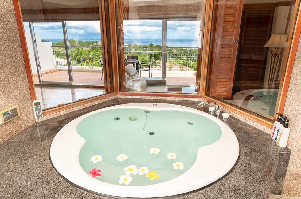 カヌチャの真骨頂で贅を尽くすロイヤルスイート。4