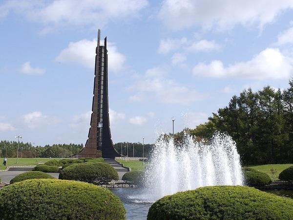 百年記念塔は開拓から100年を記念し、100mの高さがある。 百年記念塔は開拓から100年を記念し、100mの高さがある。